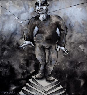 hombre en pedestal con ropa tendida